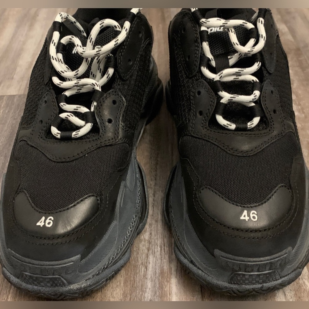 Black Balenciaga triple S size 13